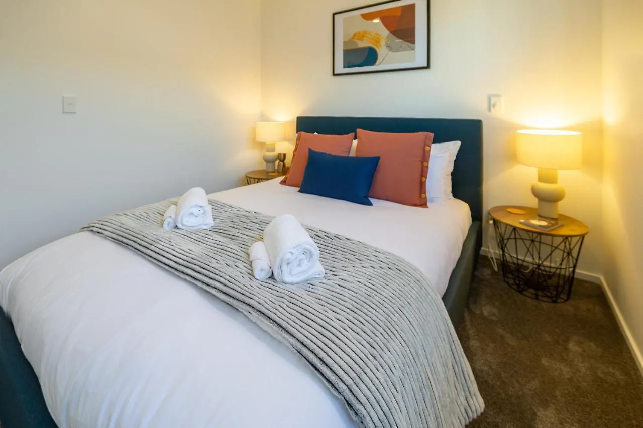 Modern Chic Retreat 2 Bed, 2 Bath: Riccarton Apartment Christchurch
